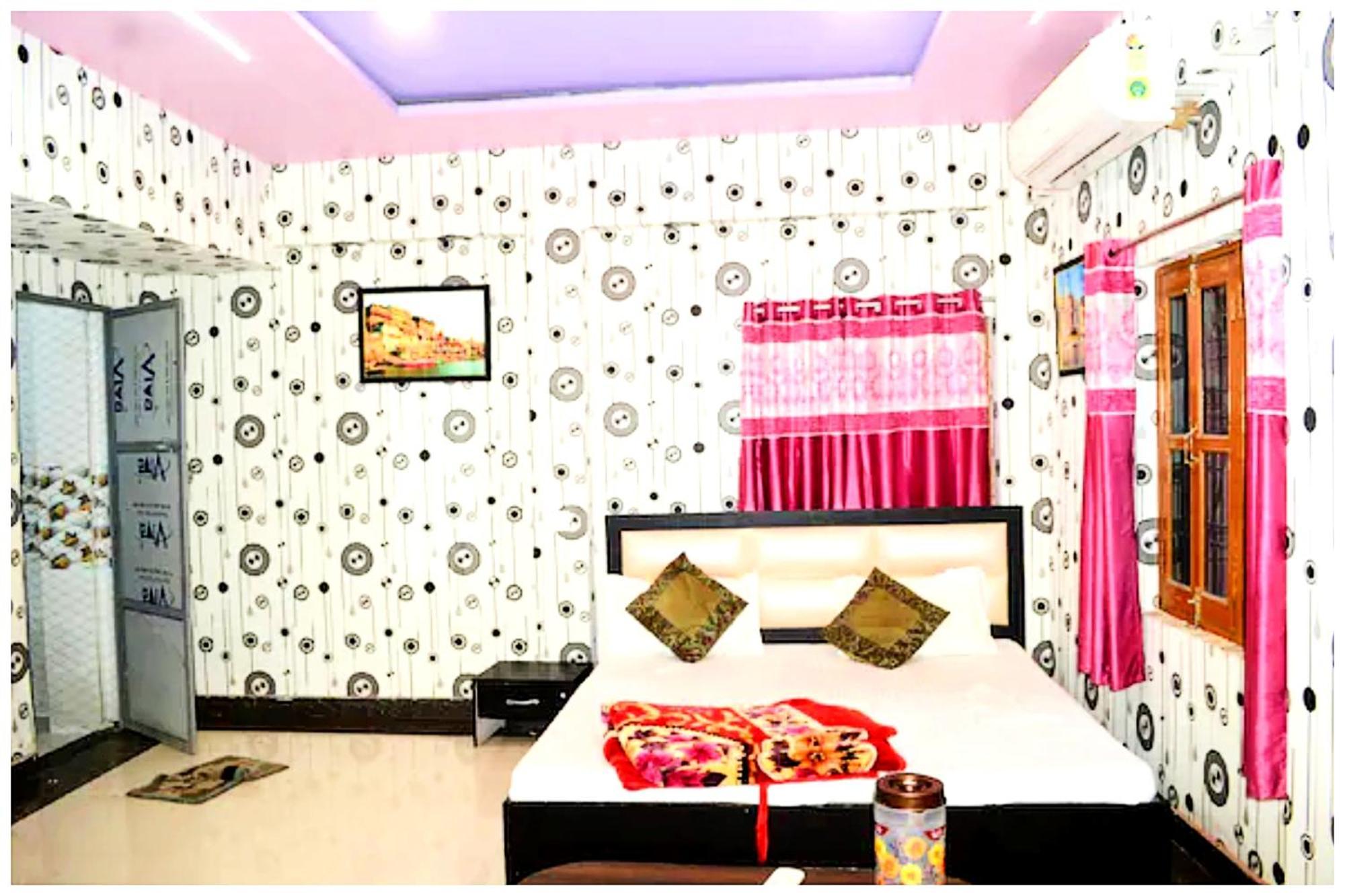 Guest house Hr And By Mainak
